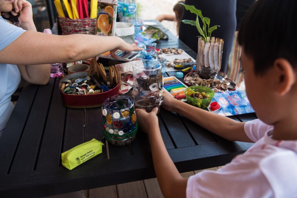 zdjęcie z warsztatów twórczego recyklingu - piórnik z butelek plastikowych. zdjęcie z projektu Akcja Wisła