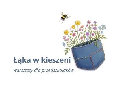 Plakat projektu edukacyjnego Fundacji Alter Eko pod tytułem: „Łąka w kieszeni – warsztaty dla przedszkolaków”. Centralnym elementem jest rysunkowa, dżinsowa kieszeń, z której wyrasta bukiet kolorowych, polnych kwiatów. Obok kieszeni unosi się mała pszczoła. W dolnej części plakatu umieszczono loga: czerwone logo „Mazowsze serce Polski”, logo „Mazowsze dla organizacji pozarządowych” oraz fioletowo-zielone logo „Fundacja Alter Eko”. Na samym dole znajduje się tekst: „Zadanie publiczne współfinansowane ze środków Samorządu Województwa Mazowieckiego”. Tło grafiki jest białe.